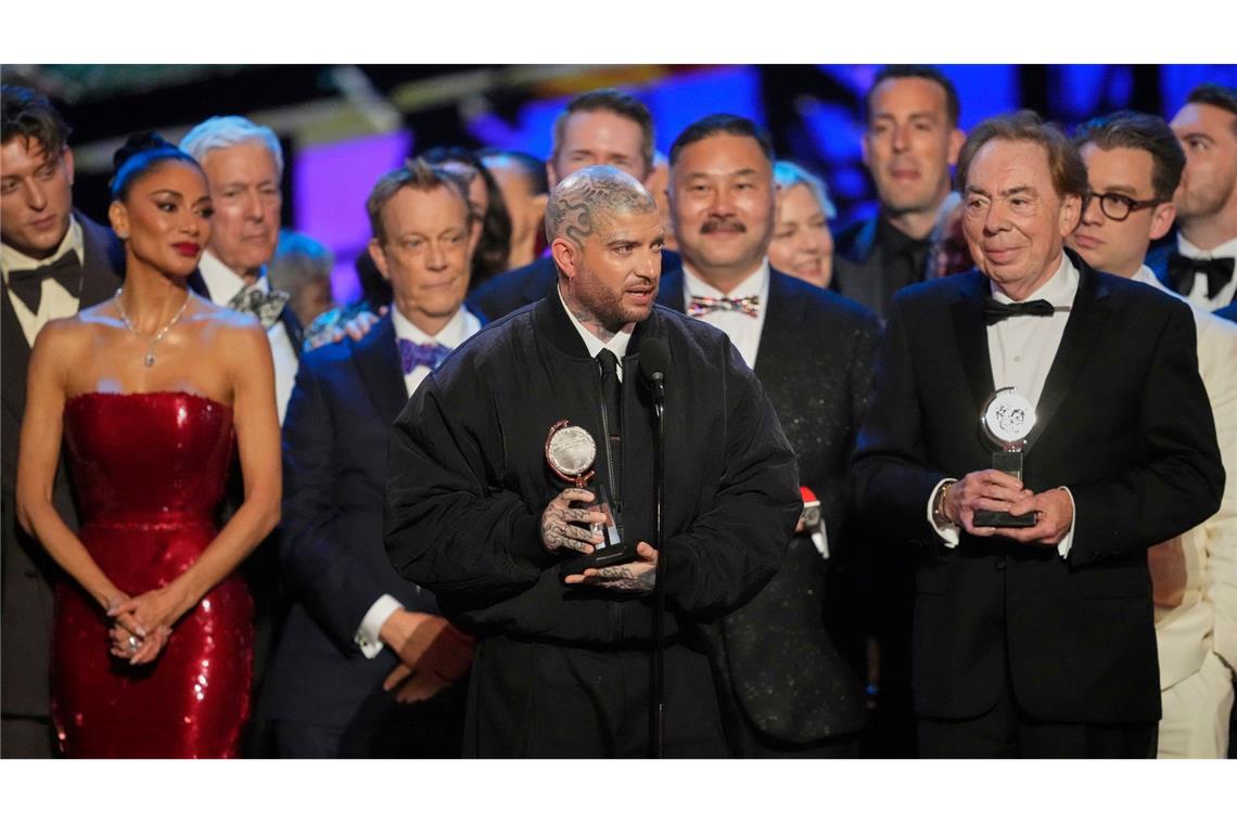 Jamie Lloyd, Mitte, nimmt am 8. Juni den Preis für die beste Wiederaufnahme eines Musicals für "Sunset Boulevard" während der 78. Tony Awards in der Radio City Music Hall entgegen - links neben ihm Nicole Scherzinger, rechts neben ihm Webber. (Archivbild)