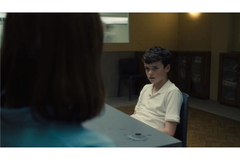 Jamie Miller (Owen Cooper) in der britischen Netflix-Serie "Adolescence" im Gespräch mit der Psychologin Briony Ariston (Erin Doherty).
