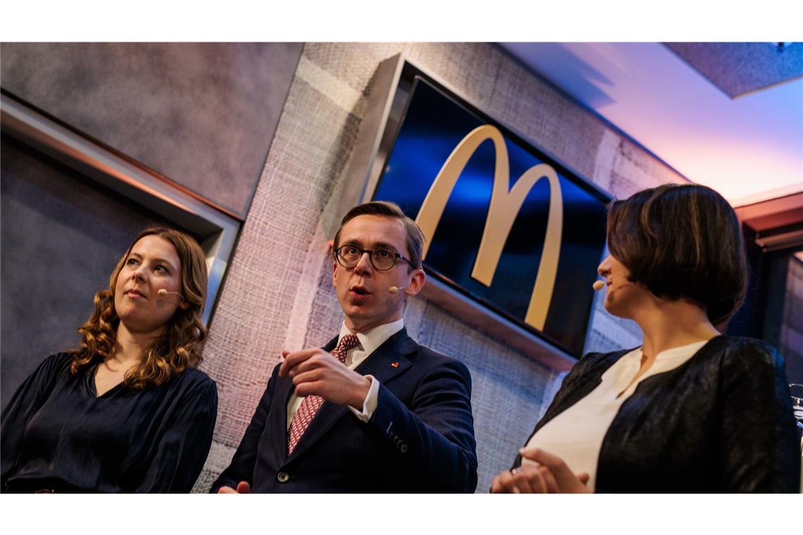 Wie Philipp Amthor bei McDonald’s Wahlkampf macht Jamila Schäfer (Grüne), Philipp Amthor (CDU) und Elvan Korkmaz-Emre beim McDonald’s Burger-Dialog.