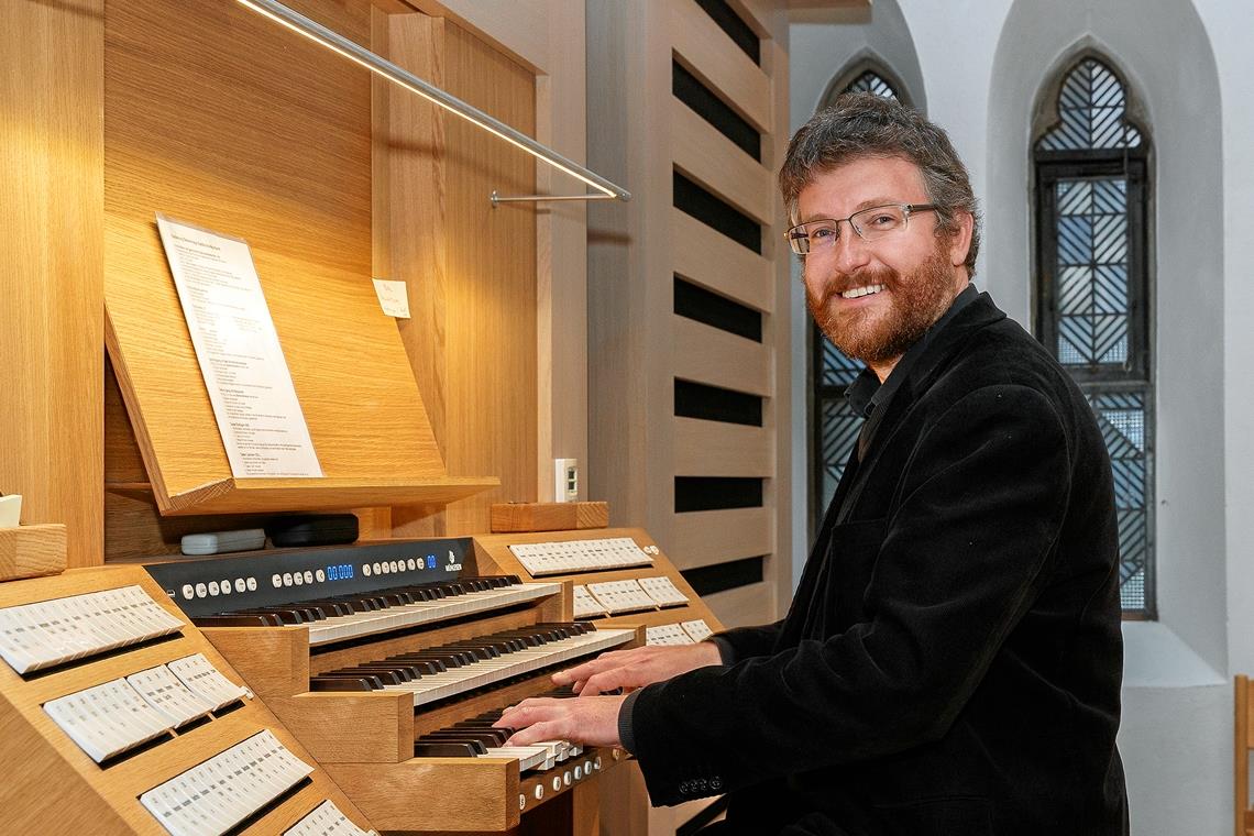 Jan Doležel an der Mühleisen-Orgel in der Murrhardter Stadtkirche. Foto: J. Fiedler