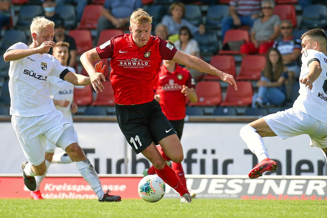 Jan Ferdinand hat das rote Trikot ausgezogen und kehrt nun an der Seite von Lukas Foelsch (links) mit Balingen zurück. Foto: A. Becher