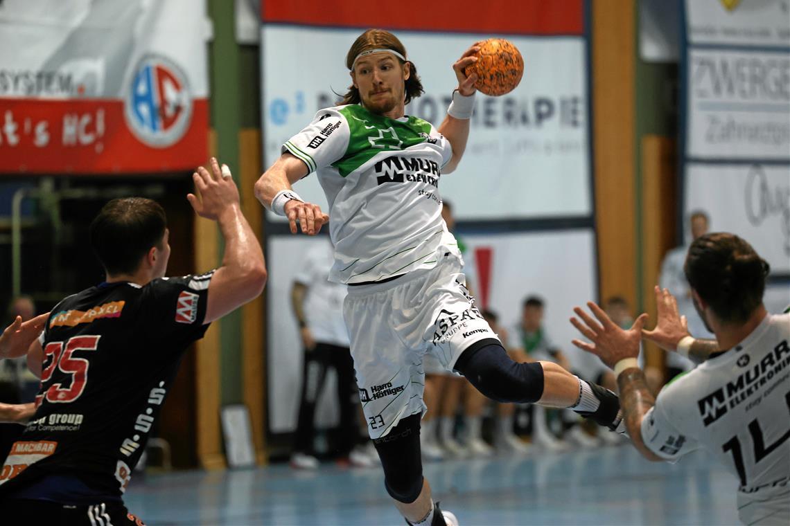 HC Oppenweiler/Backnang krallt sich den nächsten Big Point Jan Forstbauer ist kaum zu bremsen und hat mit elf Toren entscheidenden Anteil am HCOB-Auswärtssieg in Erlangen. Foto: Alexander Hornauer