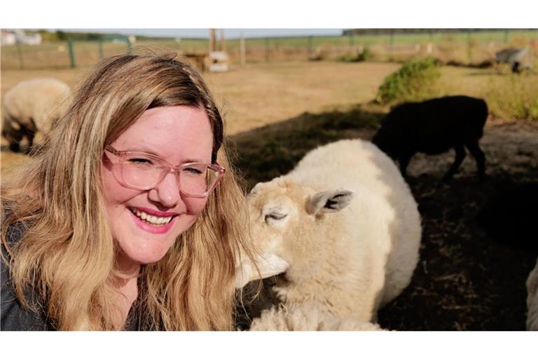 Jana Fuhrmann arbeitet selbst für eine Tierschutzorganisation. Zum Abschalten besucht die Autorin den Eibenshof, der geretteten Tieren ein Zuhause bietet.