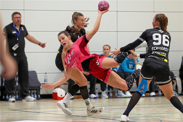 Jana Scheib (Mitte) war von Aufsteiger Waiblingen nicht zu stoppen. Die vom TV Oppenweiler stammende 21-Jährige zählt im Rückraum für viele zu den besten deutschen Linkshänderinnen in der Handball-Bundesliga und hat das Nationalteam fest im Blick. Foto: Alexander Becher