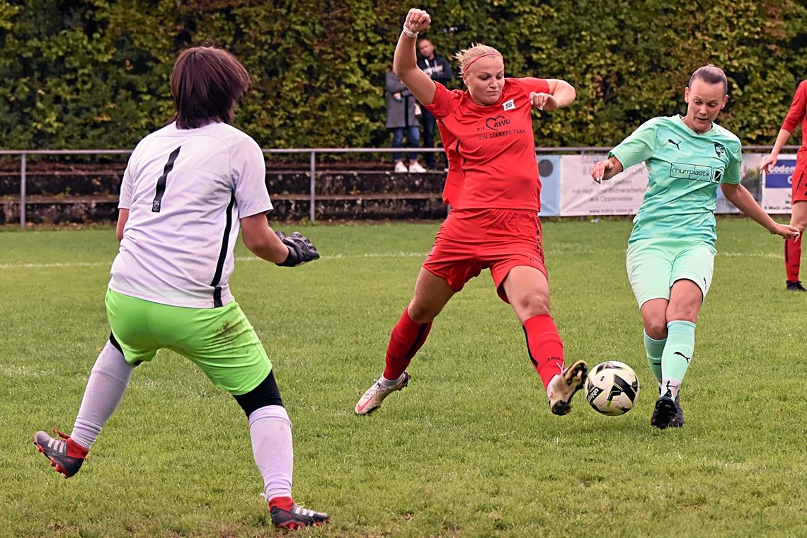 Teams der SGM Oppenweiler/Sulzbach grüßen von ganz vorne Jana Sommer (rechts) spielt mit der SGM Oppenweiler/Sulzbach in der Regionenliga eine starke Saison. Foto: Tobias Sellmaier