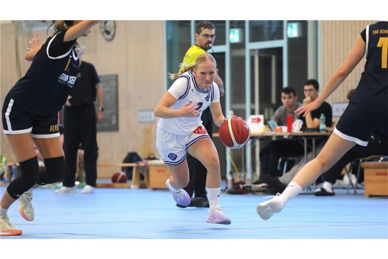 Janina Dzubba (Mi.) wurde Topscorer beim TSV Malmsheim.