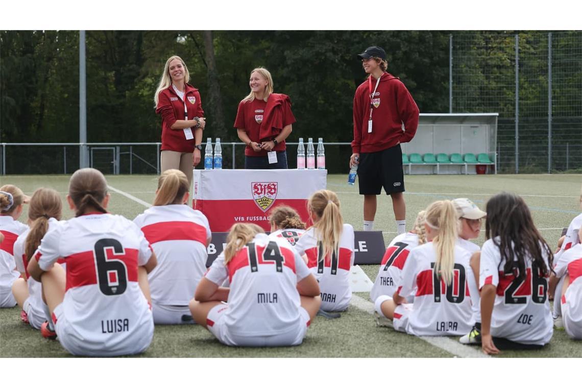 Janina Hechler, Leonie Schetter und Rosa Rückert (v. li.) stehen den jungen Fußballerinnen Rede und Antwort.