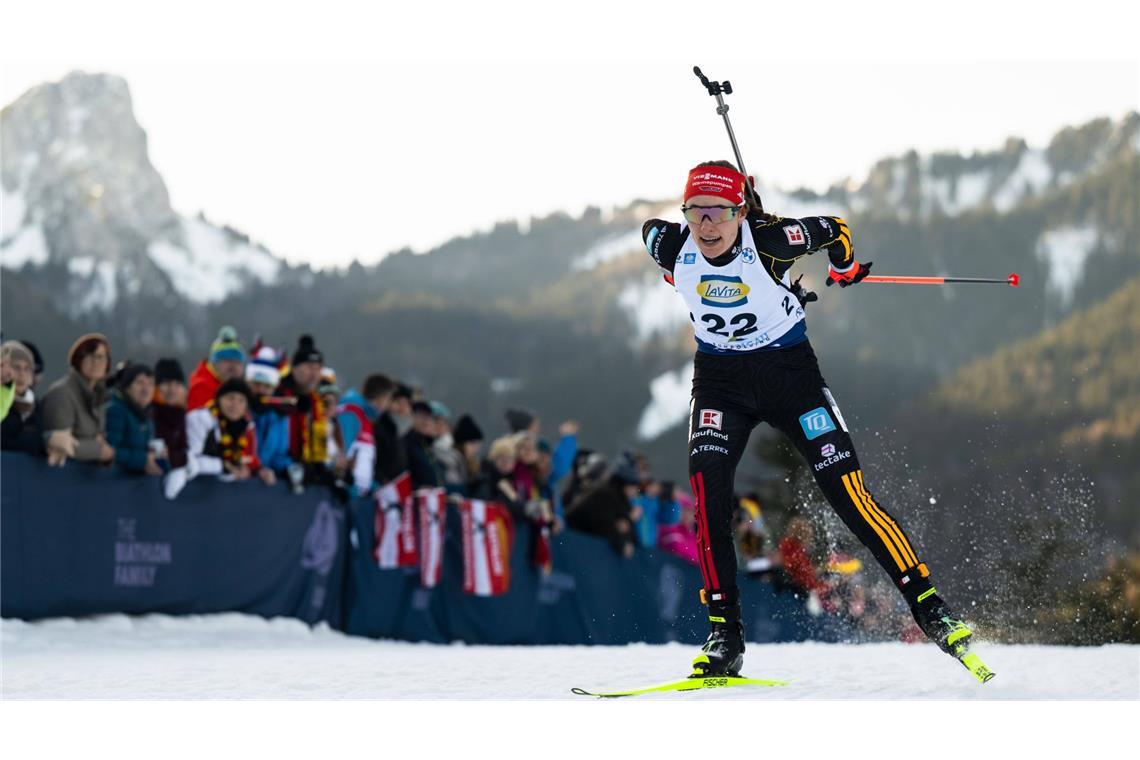 Janina Hettich-Walz: Wer in die sportliche Biografie der Biathletin schaut, merkt schnell: Da fehlt doch was. Richtig: In der Saison 2024/2025 hat die heute 29-Jährige kein einziges Rennen bestritten, ist somit in keiner Rangliste platziert. Der Grund dafür macht auch diesen Winter so besonders für die Sportlerin vom SC Schönwald. Janina Hettich-Walz hat im Februar 2025 die kleine Karlotta zur Welt gebracht, hat also eine Babypause eingelegt, sich dann aber schnell wieder auf die Skiroller und Langlaufski sowie an den Schießstand gestellt. Dass sie sich für die Winterspiele von Mailand und Cortina qualifiziert hat, darf also durchaus als besondere Leistung gesehen werden. Denn die Herausforderungen liegen für die Anhängerin des VfB Stuttgart nun nicht mehr nur auf der Loipe. „Meine Perspektive hat sich verändert“, sagt sie, „ich weiß, dass es wichtigere Dinge als den Sport gibt. Meine Tochter steht an erster Stelle.“ Um den Alltag als Spitzensportlerin mit dem Familienleben zu kombinieren, sind viel Organisation und auch finanzielles Engagement nötig. „Ich muss jede Woche aufs Neue planen“, sagt sie. Sportlich überzeugt hat sie dennoch – mit Platz sechs im Sprint von Oberhof, vor allem aber als verlässliches Mitglied von Staffeln und Mixed-Kombinationen.
