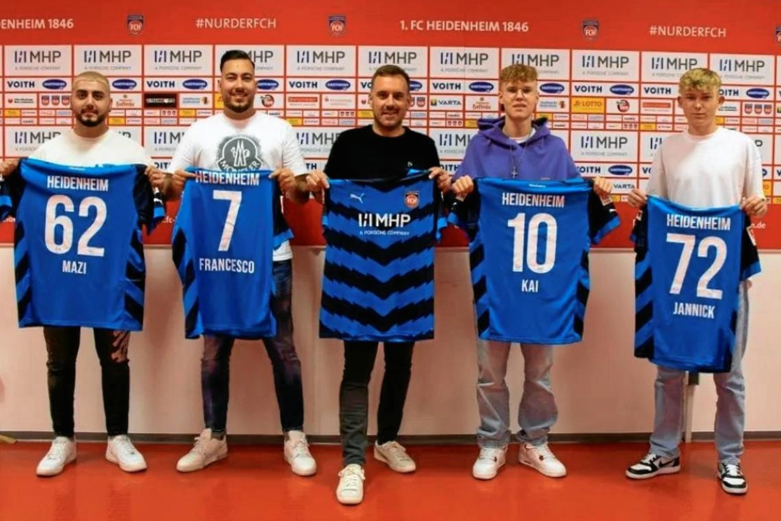 Aus Spiegelberg in die virtuelle Bundesliga Jannick Maurer (rechts) steht mit seinen Teamkollegen Mazlum Dogan , Francesco Mazzei, Jochen Kreiten und Kai Bayer (von links) mit dem 1. FC Heidenheim in der virtuellen Bundesliga sehr gut da. Foto: 1. FC Heidenheim