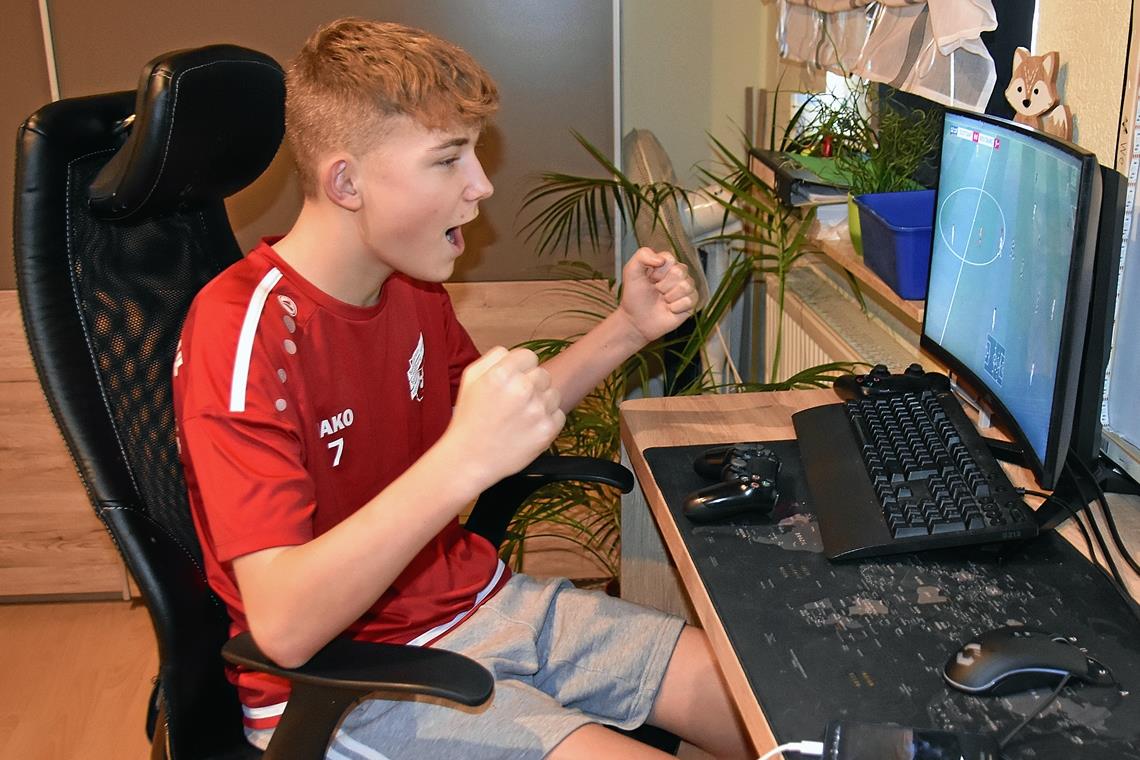 Jannick Maurer bejubelt Golden Goal Jannick Maurer vom SV Spiegelberg kann seine Freude über den Sieg im Finale des BKZ-FIFA-Cups kaum bremsen. Foto: T. Sellmaier