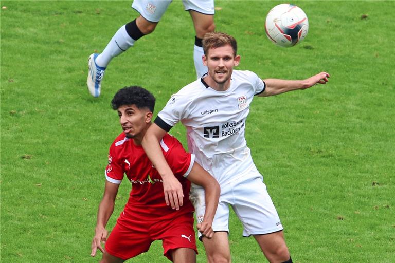 Jannik Dannhäußer (rechts) hat in der Backnanger Defensive ein starkes Spiel gemacht und den einen oder anderen Impuls nach vorne gegeben. Foto: Alexander Hornauer