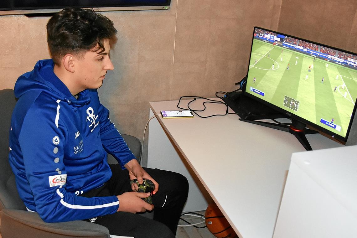 Jannick Maurer bejubelt Golden Goal Jannik Leins vom TSV Bad Rietenau kämpft sich bis ins Endspiel vor, verliert aber im Golden Goal. Foto: T. Sellmaier