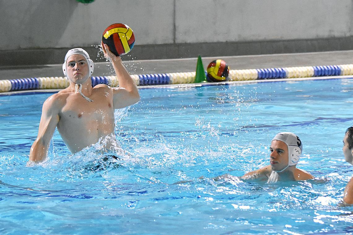 Dem Schwimmbecken treu geblieben Jannik Mauthe (links mit weißer Kappe) ist seit einem Jahr bei den Wasserballern, Steffen Huthmacher (rechts mit weißer Kappe) unterstützt die Teamkameraden schon seit mehreren Jahren. Zweimal pro Woche trainieren sie im Wonnemar in Backnang. Foto: Tobias Sellmaier