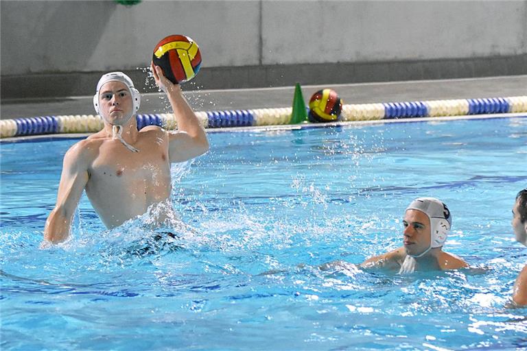 Jannik Mauthe (links mit weißer Kappe) ist seit einem Jahr bei den Wasserballern, Steffen Huthmacher (rechts mit weißer Kappe) unterstützt die Teamkameraden schon seit mehreren Jahren. Zweimal pro Woche trainieren sie im Wonnemar in Backnang. Foto: Tobias Sellmaier