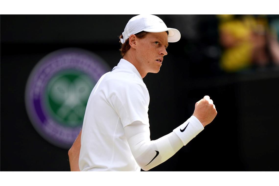 Traum-Halbfinale in Wimbledon: Sinner trifft auf Djokovic Jannik Sinner gewinnt trotz Problemen am Ellenbogen.