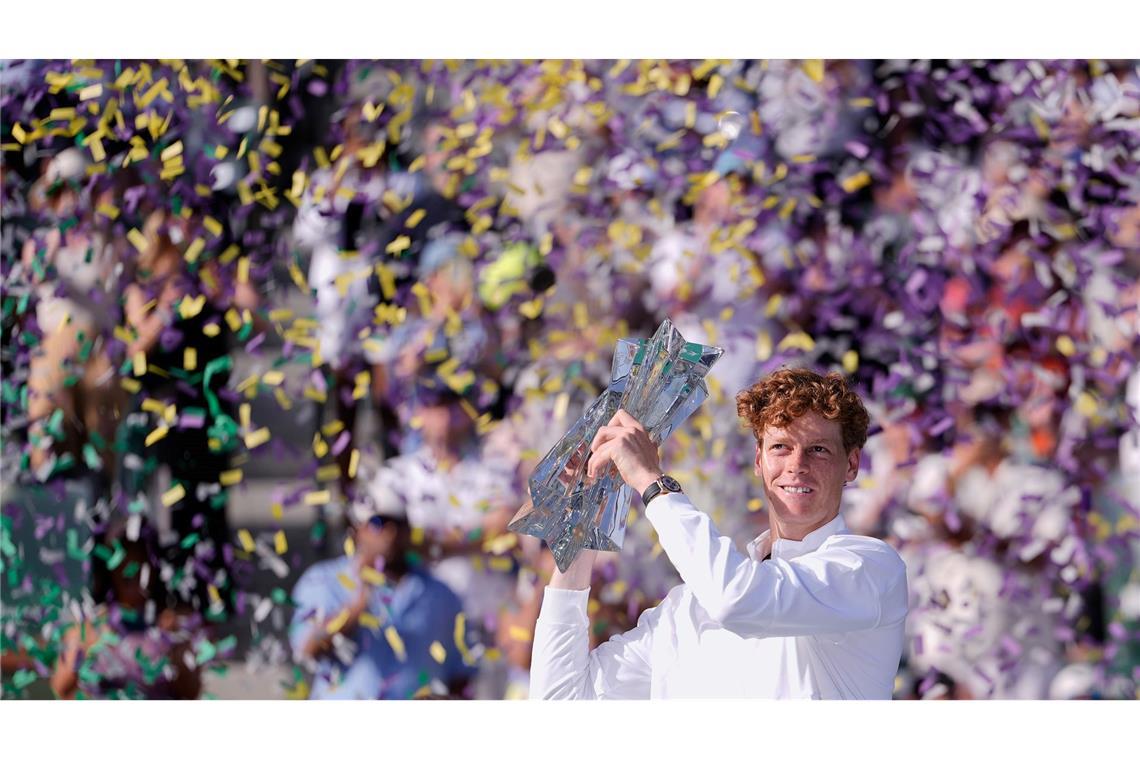 Jannik Sinner hält den Siegerpokal nach seinem Sieg.