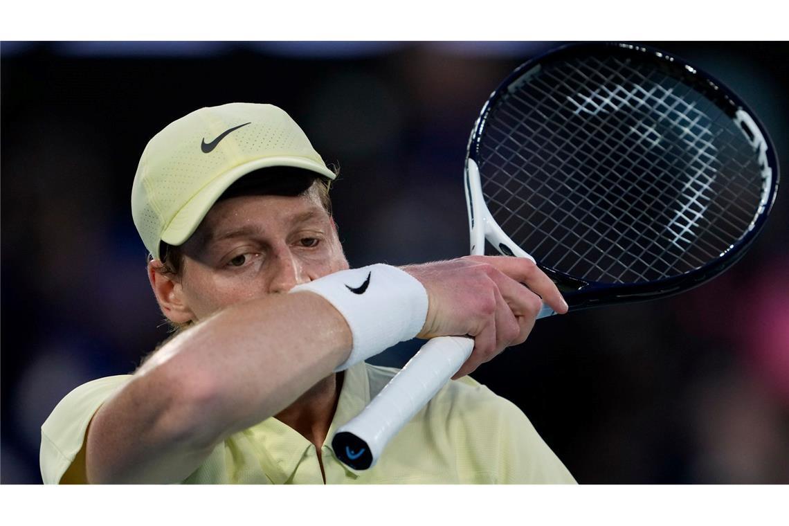 Tennis-Ass Sinner: Anfang des Jahres an Aufhören gedacht Jannik Sinner im Finale der Australian Open gegen Alexander Zverev.