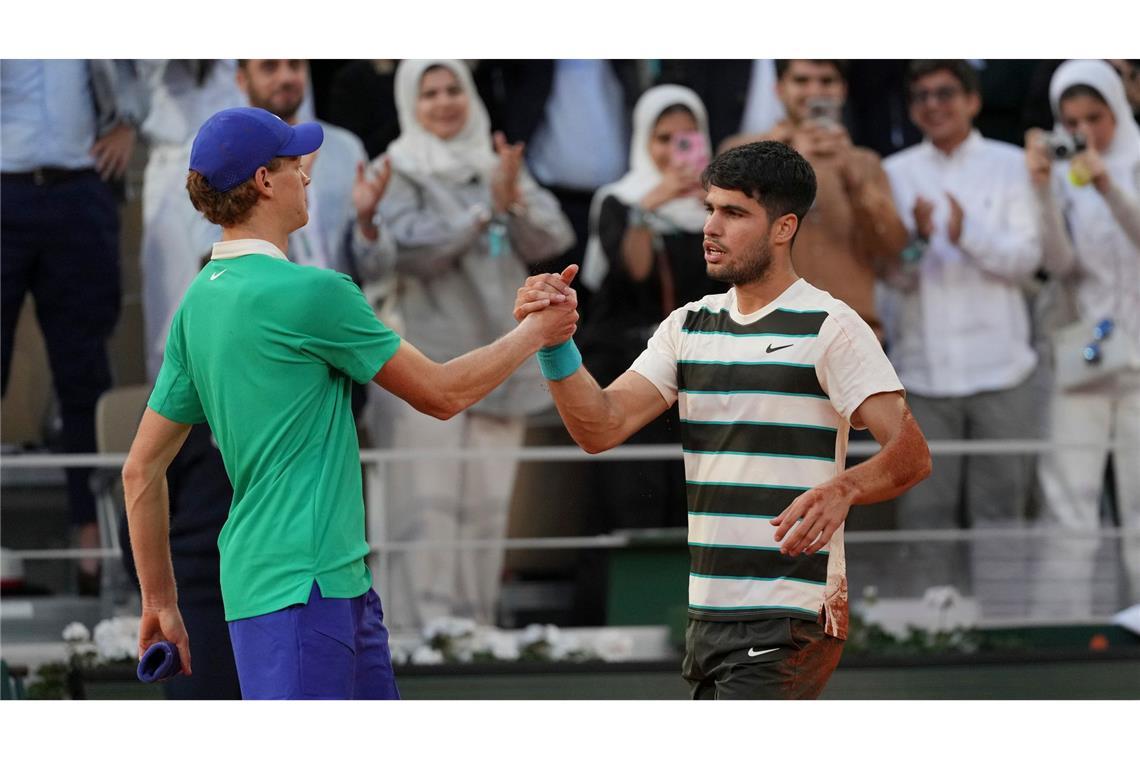 Trump auf Tribüne: Historisches Finale Sinner kontra Alcaraz Jannik Sinner (l) und Carlos Alcaraz (r) stehen sich zum dritten Mal nacheinander im Endspiel eines Grand-Slam-Turniers gegenüber.