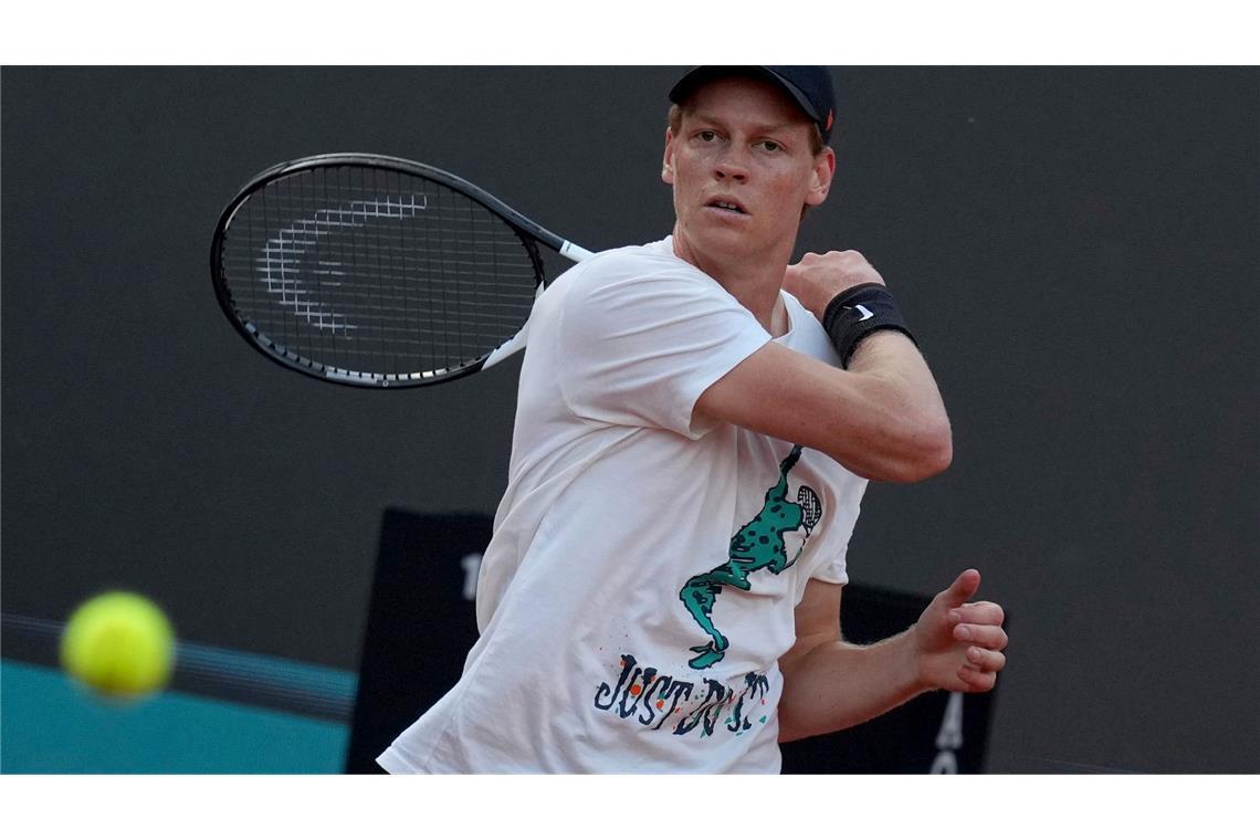 "Habemus Sinner": Tennisstar nach Sperre im Trubel gefeiert Jannik Sinner tritt nach seiner Dopingsperre in Rom erstmals wieder an.