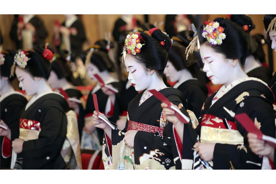 Bilder des Tages Japan: Geishas in traditioneller Kleidung.