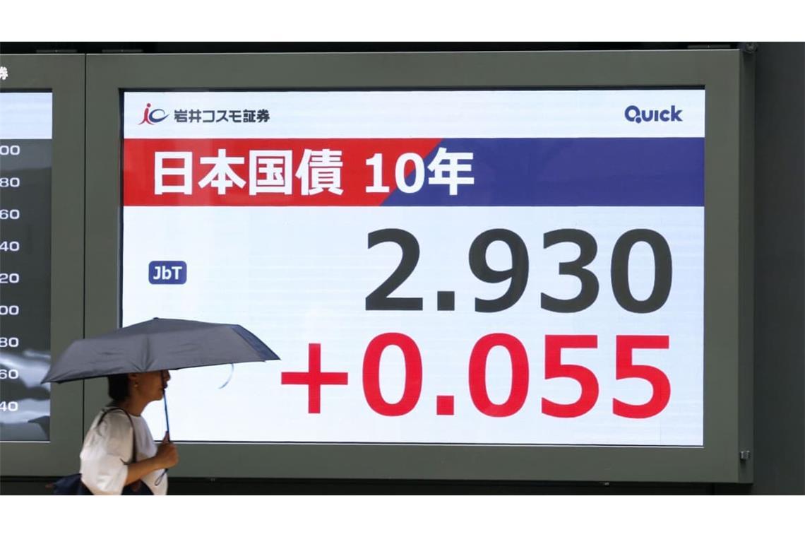 Japan, Tokio: Auf einem Monitor ist am 17. August 2026 zu sehen, dass die Rendite der neu emittierten japanischen zehnjährigen Staatsanleihe am Morgen 2,930 Prozent erreicht – den bis dato höchsten Stand seit Oktober 1996 –, während die Spekulationen über eine vorzeitige Straffung der Geldpolitik durch die Bank of Japan zunehmen. Anfang September wurde kurzfristig sogar die Drei-Prozent-Marke geknackt.