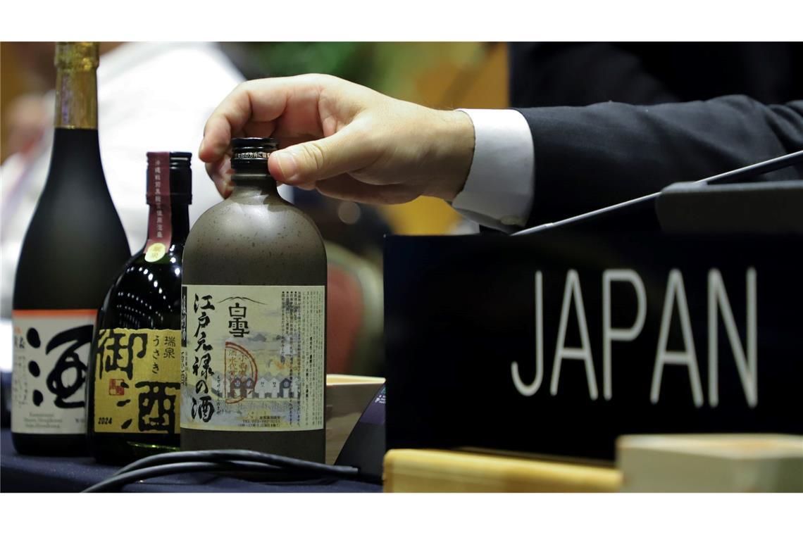 Unesco: Sake-Herstellung ist immaterielles Kulturerbe Japanischer Sake auf dem Tisch der japanischen Delegation während der Unesco-Welterbekonferenz in Asunción.