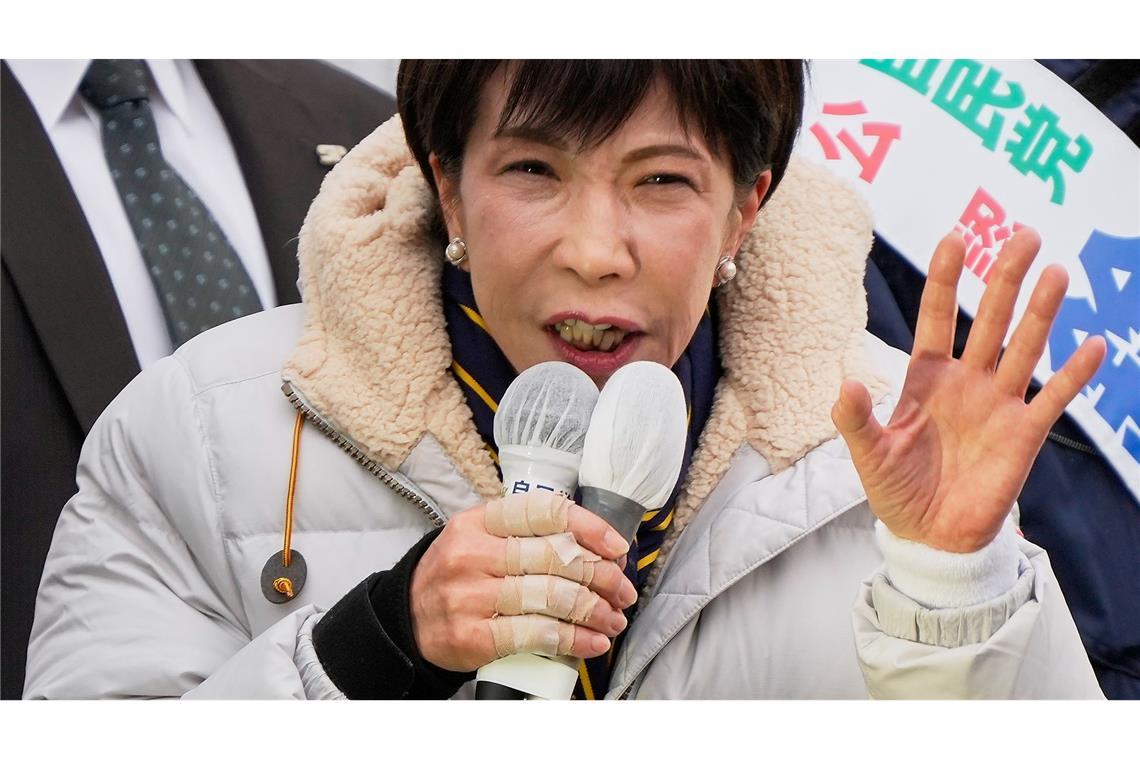 Japans neue Regierungschefin Takaichi hat einen haushohen Wahlsieg errungen.