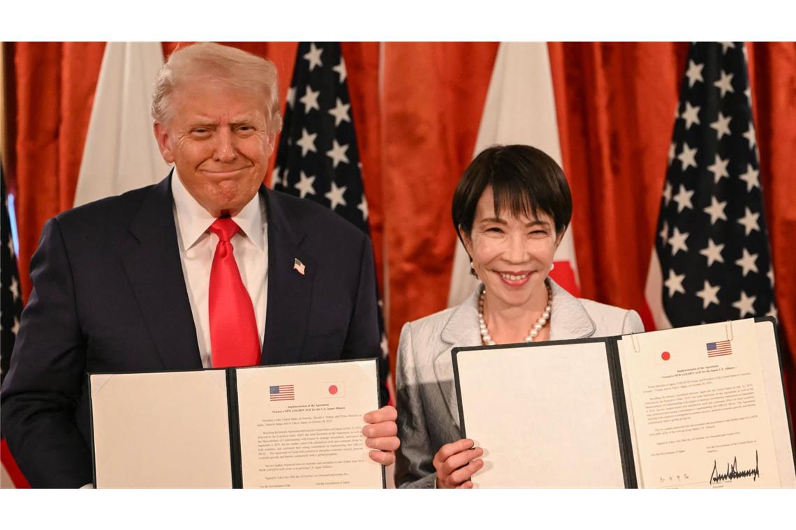 Japans Premierministerin Sanae Takaichi (R) und US-Präsident Donald Trump präsentieren das Abkommen.