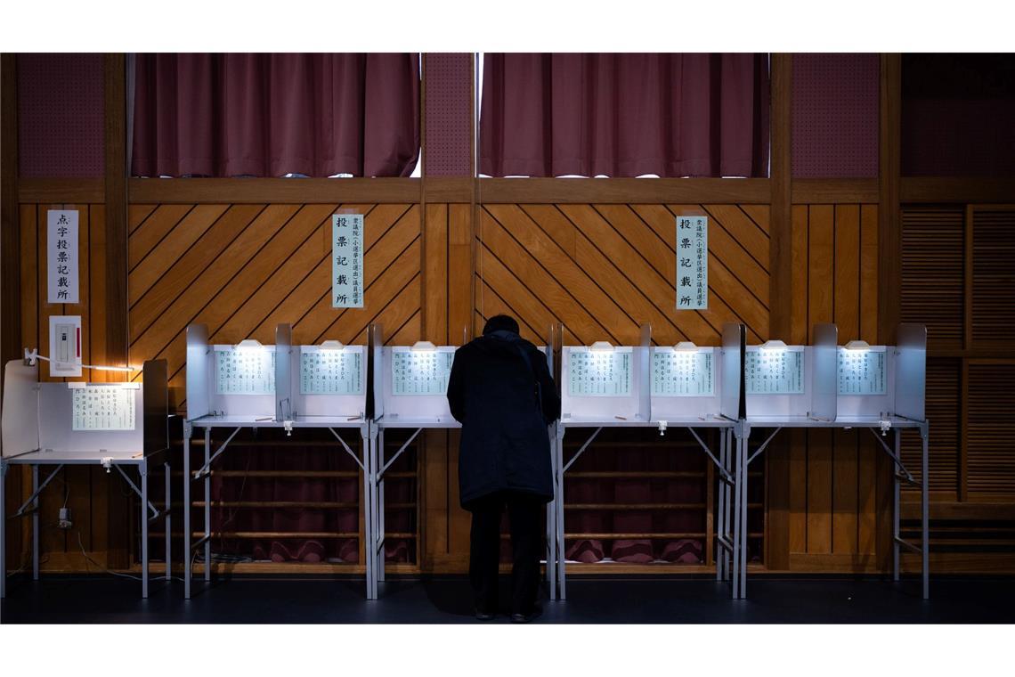 Japans Wählerinnen und Wähler haben der Regierungspartei LDP trotz früherer Skandale wieder eine Mehrheit verschafft.