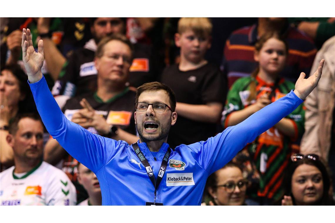 Die 18 Trainer im Fokus der neuen Handball-Bundesliga-Saison Jaron Siewert (Füchse Berlin, 31 Jahre alt): Siewert beendete mit nur 20 Jahren seine aktive Karriere, um Trainer zu werden – heute ist er der erste Meistermacher der Füchse Berlin. 2023 holte er mit seinem Team die EHF European League, 2025 dann die historische erste Bundesliga-Meisterschaft. Trotz eines Schlaganfalls mit 28 kehrte er schnell zurück und führte die Berliner souverän auf Champions-League-Kurs.