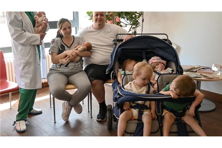 Jasmin und Andreas Rittner aus Fürth haben zum dritten Mal in recht kurzem Abstand Zwillinge bekommen. Auch die älteren Geschwister sind noch ziemlich klein. (Handout)