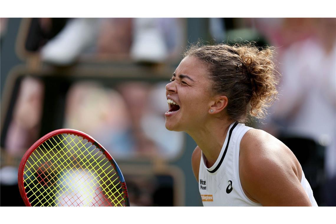 Laura Siegemund verliert deutsches Marathon-Duell Jasmine Paolini (29 Jahre alt, WTA-Rang 6): Mit einer Körpergröße von 1,63 Metern zählt Jasmine Paolini zu den kleinsten Teilnehmerinnen beim Porsche Tennis Grand Prix. Bei den French Open sowie in Wimbledon erreichte die Italienerin 2024 das Finale. Dazu gewann sie zusammen mit Sara Errani olympisches Gold bei den Spielen in Paris. Die Sportlerin aus der Toskana begeistert auf dem Platz durch eine Mischung aus Raffinesse, Schnelligkeit und Entschlossenheit. In Stuttgart trifft Paolini jetzt auf die Weltelite. Und sie ist längst ein Teil davon.