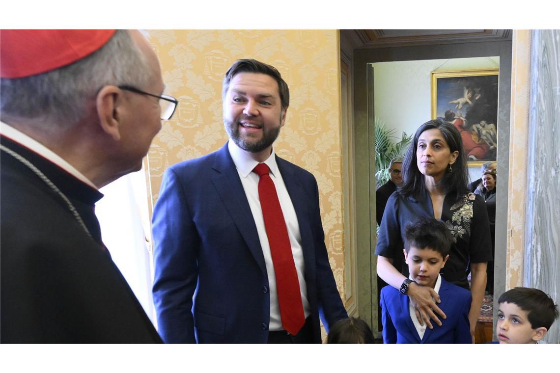 Papst empfängt US-Vizepräsident J.D. Vance (rechts), Vizepräsident der Vereinigten Staaten (USA), und Kardinalstaatssekretär Pietro Parolin am 19. April 2025 im Vatikan.