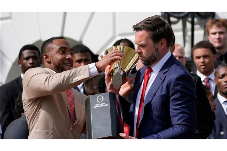 JD Vance zerlegt Trophäe.