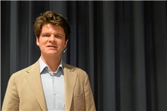 „Je früher MS erkannt und wenn es von Anfang an mit starken, hochwirksamen Medikamenten behandelt wird, desto größere Erfolge sind möglich“, sagt Benjamin Knier (Chefarzt vom Diak-Klinikum). Foto: Elisabeth Klaper