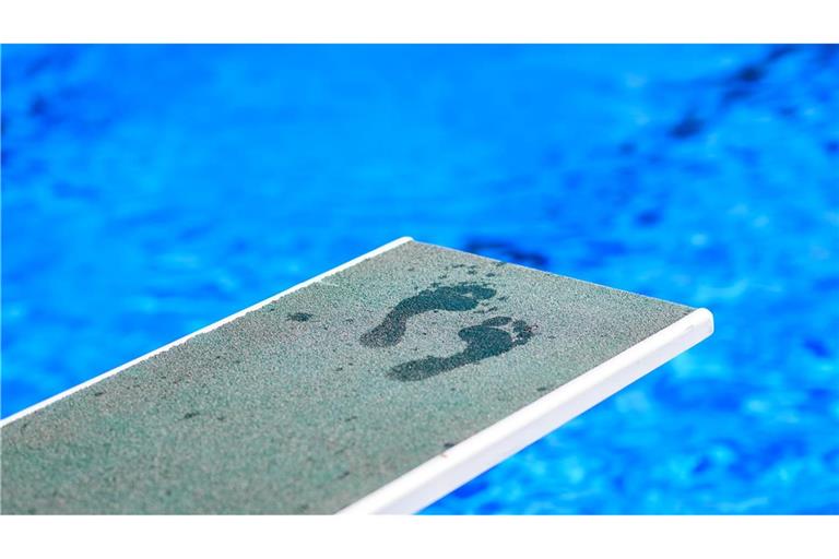 Je nach Region dauert der Weg ins nächste Freibad deutlich länger. (Symbolbild)