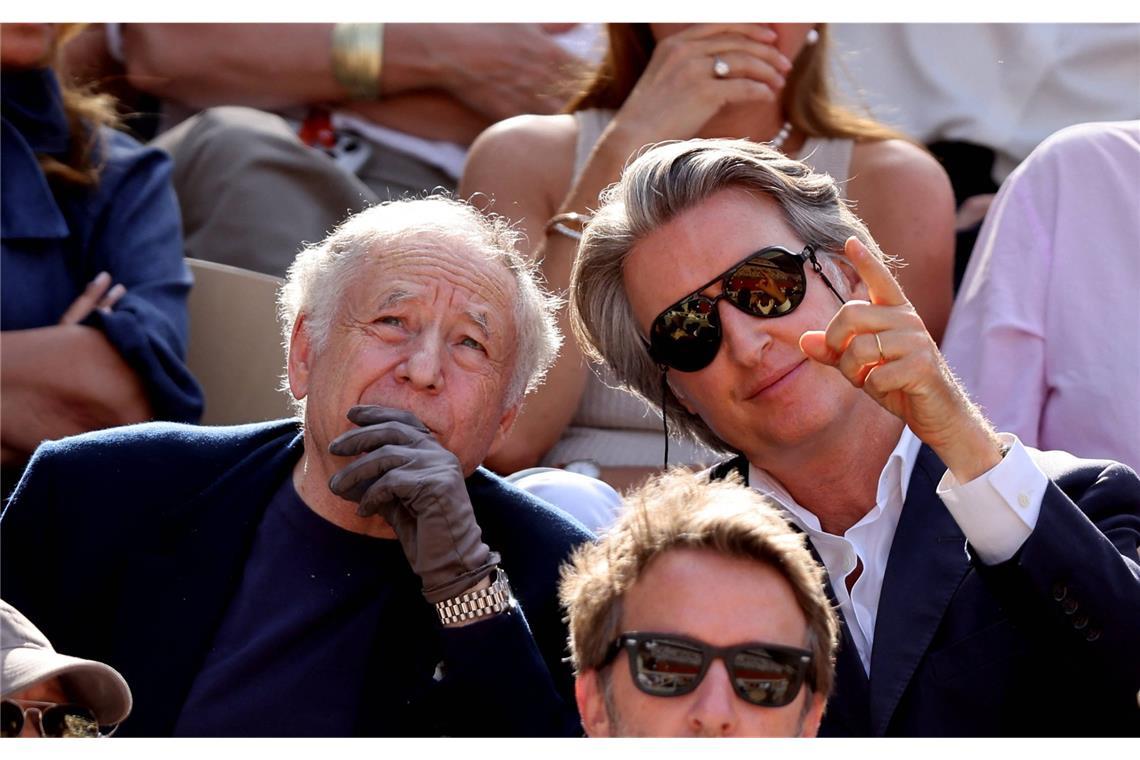Jean Todt (links) und Ex-Meta-Manager Laurent Solly verfolgen gemeinsam das Finale bei Roland Garros.