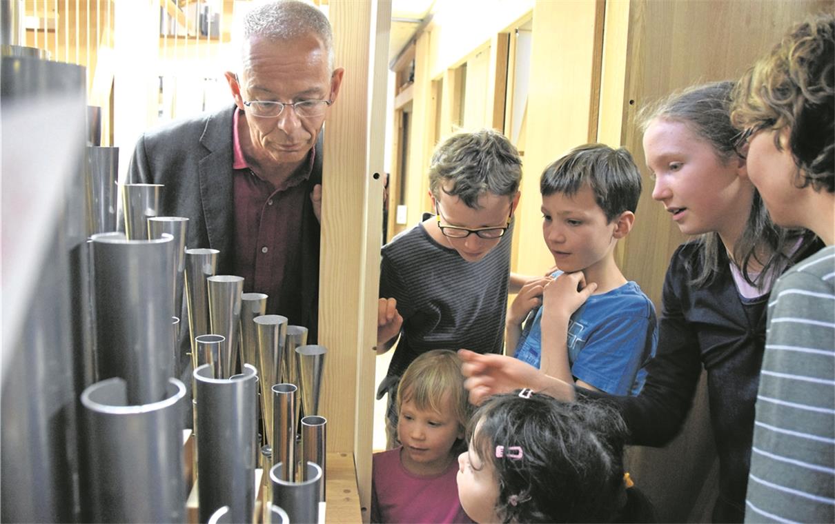 Jede Menge zu entdecken und zu erklären: Kantor Gottfried Mayer (links) mit seinen jungen Gästen bei der Orgelführung im Anschluss an die Einweihungsfeier. 