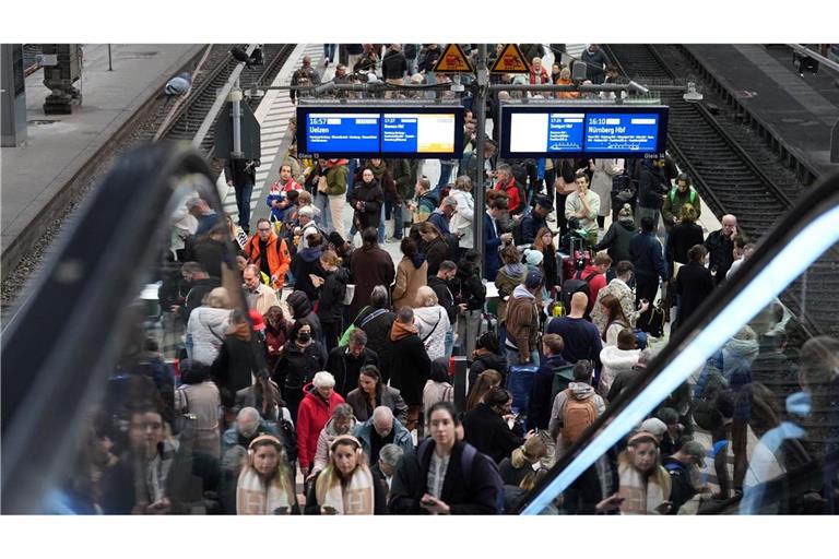 Jeden Tag fahren hunderte Züge am Hamburger Hauptbahnhof.