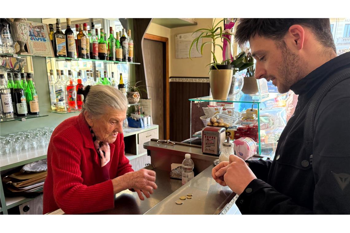 Nonna Anna macht Caffè - auch mit 100 noch Jeden Tag öffnet Anna Possi ihr Café „Bar Centrale“.