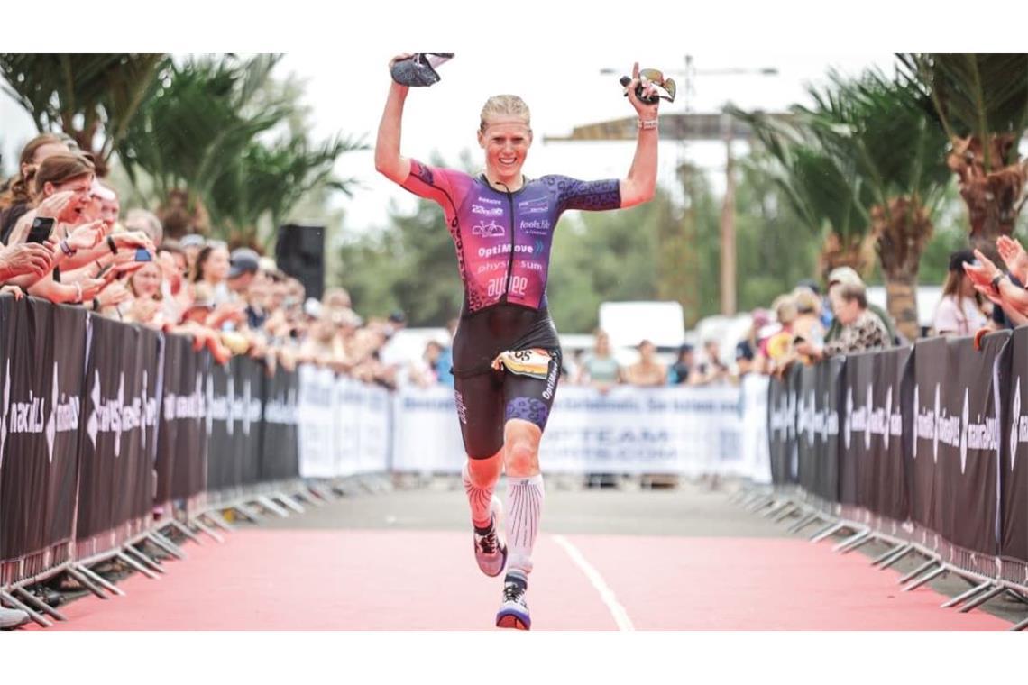 Jeder, der im Ziel ankommt, ist ein Gewinner: Melanie Altenbeck-Zorn beim Zieleinlauf des Ironman Hawaii 2025.