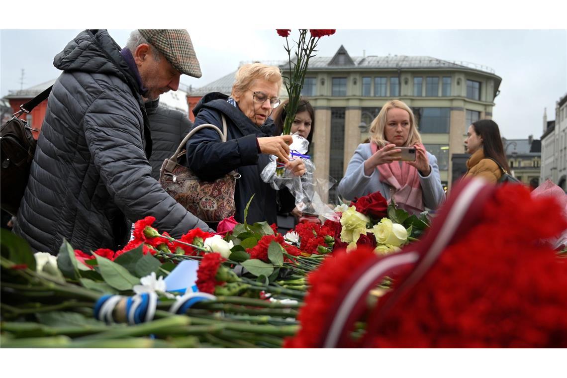 Jedes Jahr gedenken Menschen am Solowezki-Stein in Moskau der Opfer von politischer Verfolgung. (Archivbild)