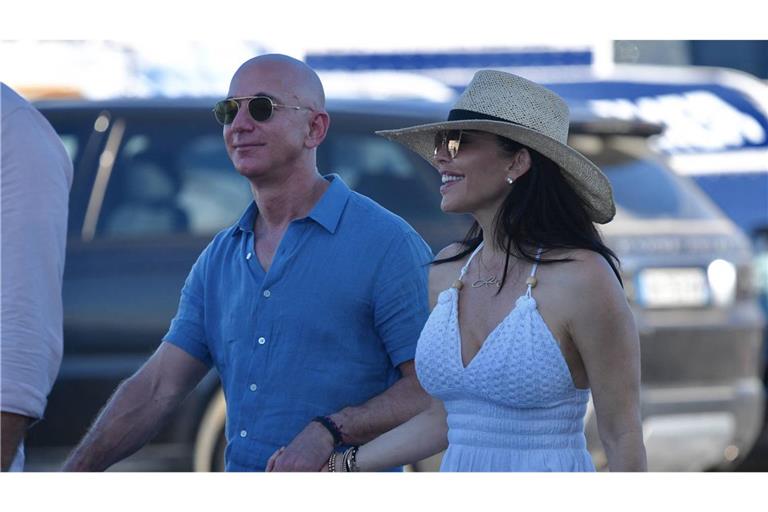 Jeff Bezos und Lauren  Sánchez ankern mit ihrer Luxusjacht gerne in den Häfen am Mittelmeer – hier schlendern sie 2019 durch Saint Tropez.