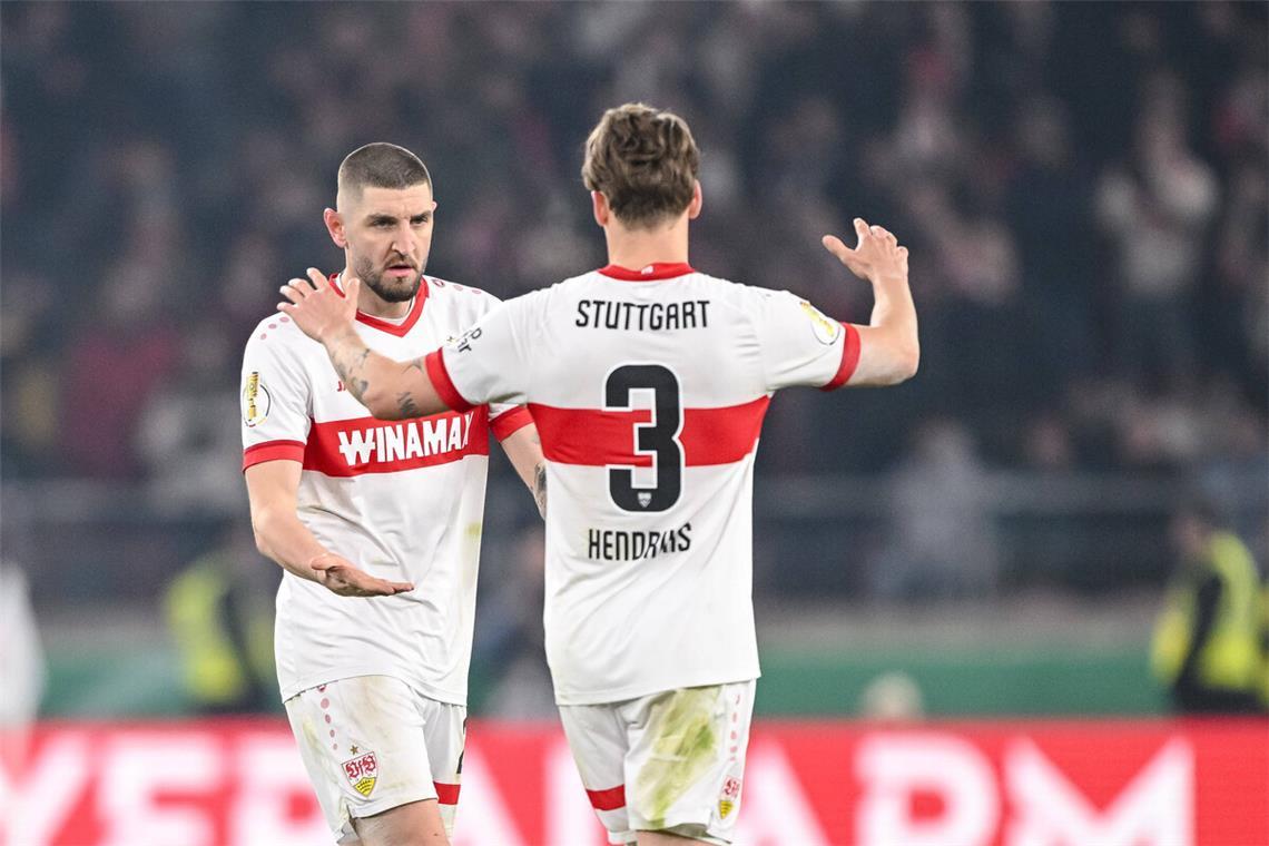 Das defensive Puzzle Jeff Chabot (links) und Ramon Hendriks werden aller Voraussicht nach in Dortmund in der Innenverteidigung auflaufen. Und auch in den Spielen danach? Das ist völlig offen.