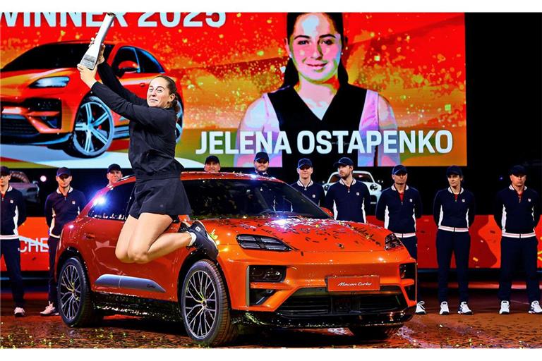 Jelena Ostapenko zeigt ihre Errungenschaften nach dem Finalsieg in Stuttgart: Pokal und Auto.