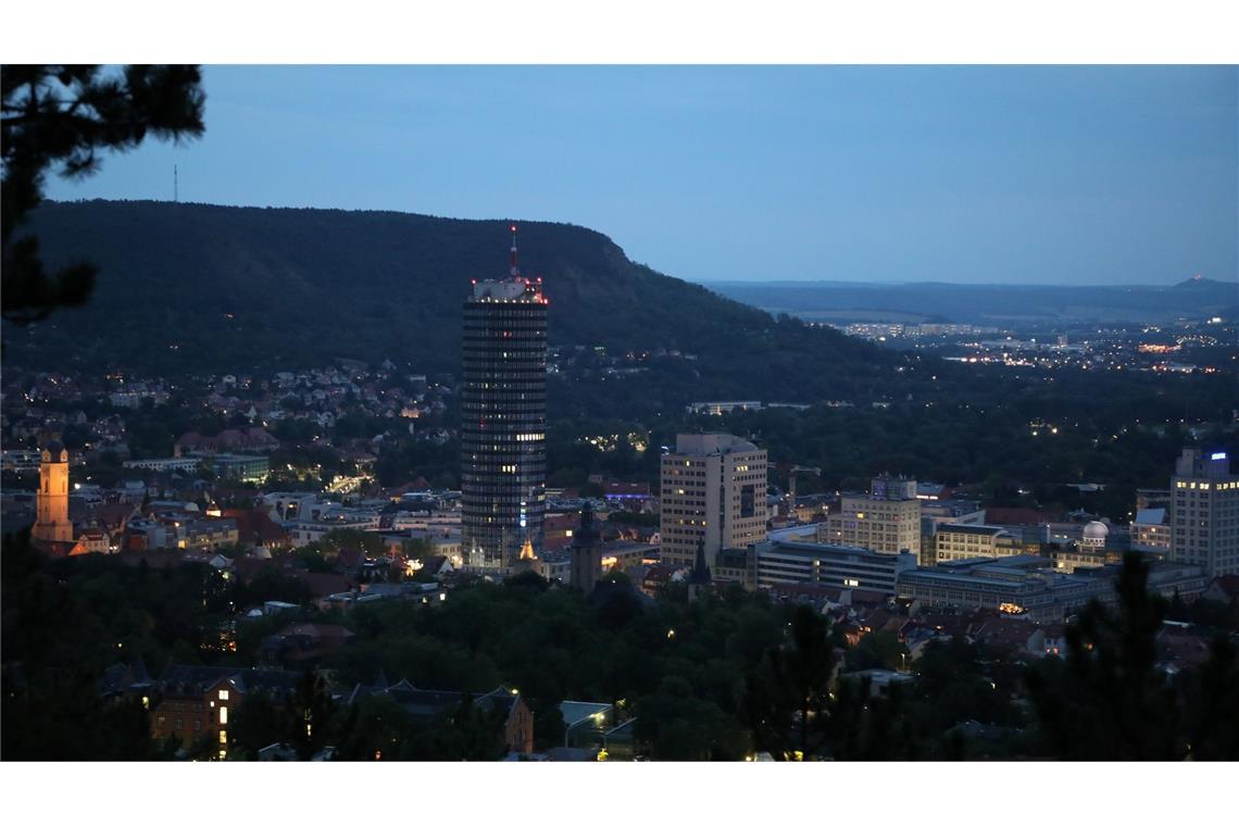 Einkehr mit Aussicht in deutschen Metropolen Jena und das Hochhaus Jentower. (Archivbild)