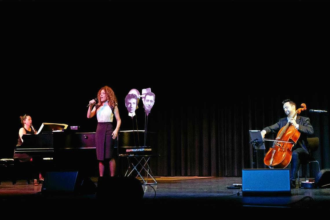 Anekdoten und Legenden, Liebe und Sex Jenny Schäuffelen, Marie Giroux und Yann Merker (von links) haben in Murrhardt eine sehr eigene Hommage an Édith Piaf präsentiert. Foto: J. Fiedler