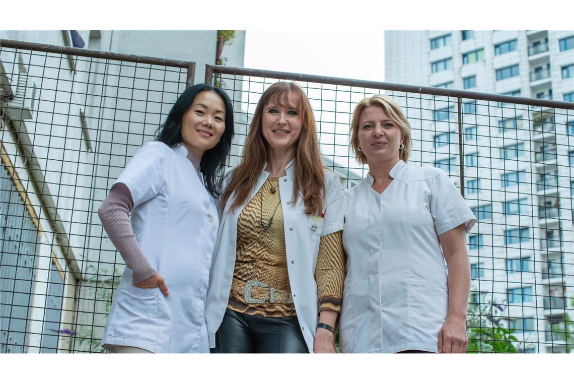 Warum „Marzahn mon Amour“ genau ins Herz trifft Jenny (Yvonne Yung Hee Bormann), Lulu (Deborah Kaufmann) und Kathi (Jördis Triebel) schmeißen die „Beauty Oase Marzahn“.