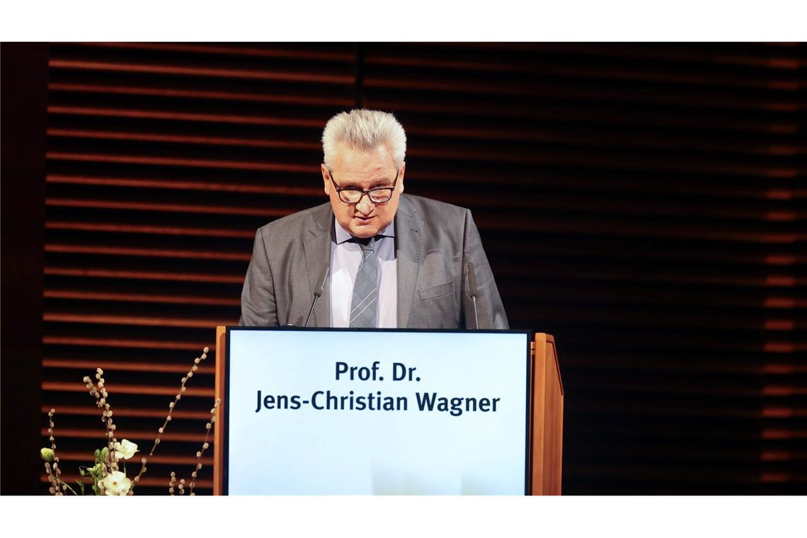 Buchenwald-Gedenken mit Kontroverse und Eklat Jens-Christian Wagner, Direktor der Stiftung Gedenkstätte Buchenwald und Mittelbau-Dora, bedankte sich bei den aus verschiedenen Ländern angereisten Überlebenden des NS-Terrors, für die Teilnahme am Gedenkakt.