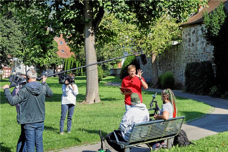 Jens Hübschen (rotes Shirt) war im September unter anderem im Murrhardter Stadtgarten unterwegs, um je zwei Freiwillige für eine spontane Mitmachrunde beim Quiz zu finden. Foto: J. Fiedler